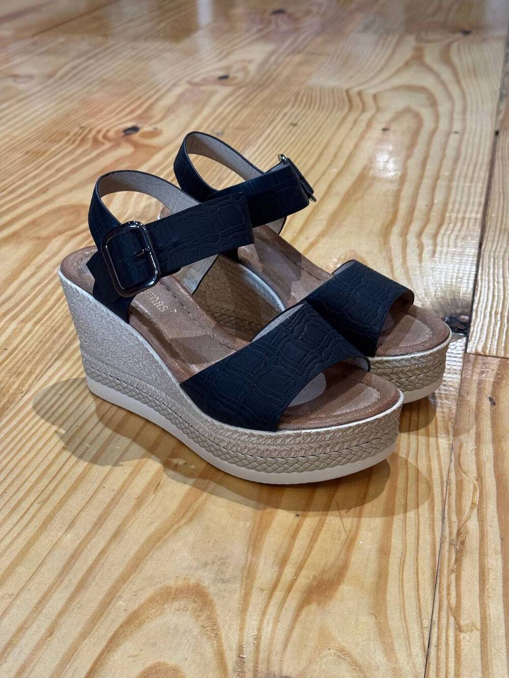 NEW PIERRE DUMAS women's heel edge strap sandal in black